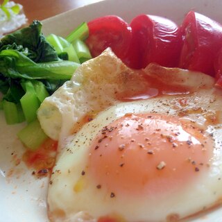 トロトロ♪焼きトマトソースの目玉焼き